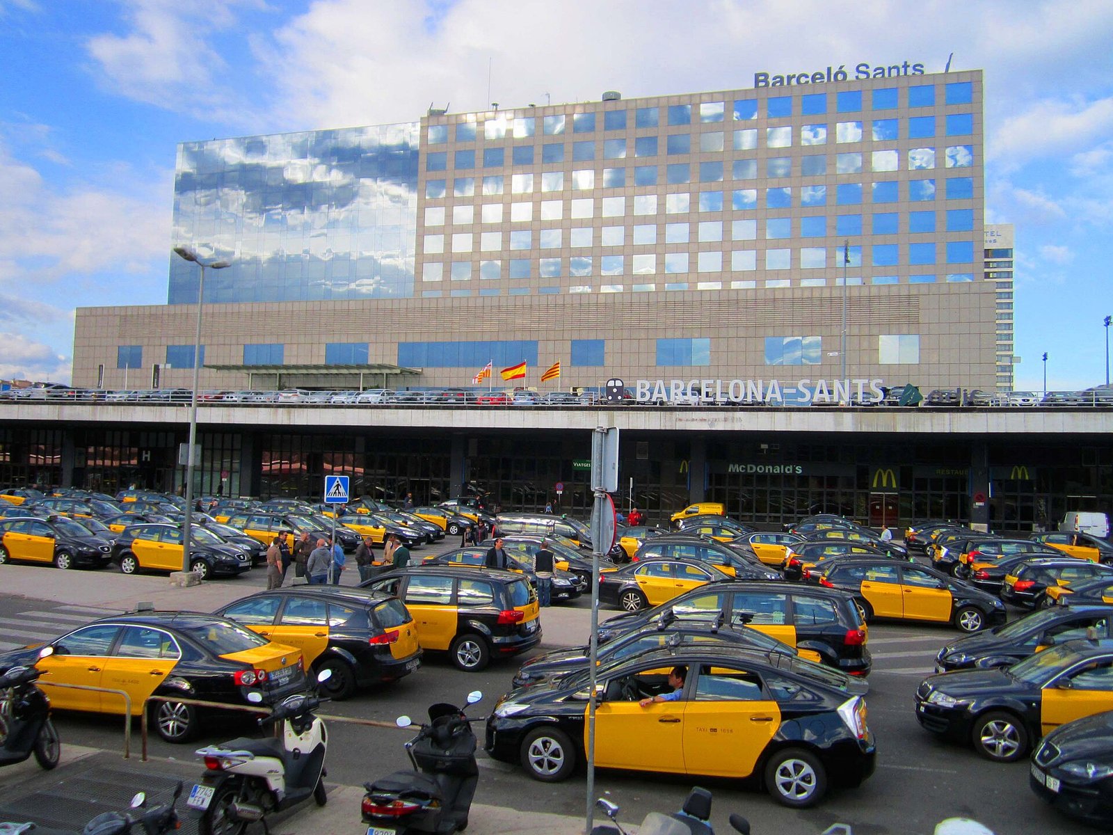 Reizigers met koffers in de stationshal van Barcelona Sants