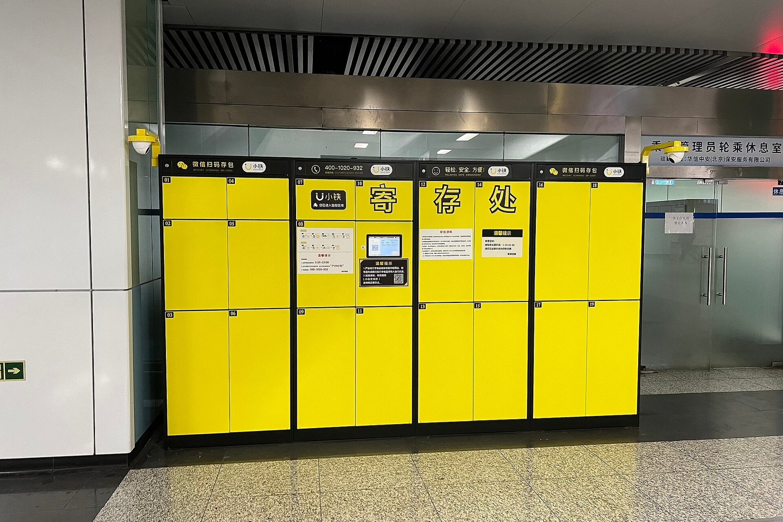 Rij afsluitbare bagagekluisjes voor koffers en rugzakken op een station