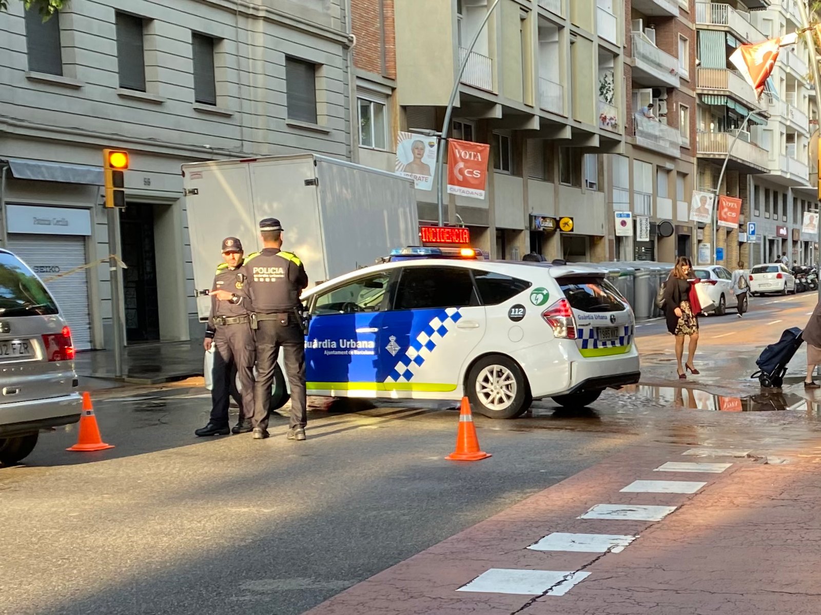 Agenten van de Guardia Urbana lopen patrouille in het centrum van Barcelona