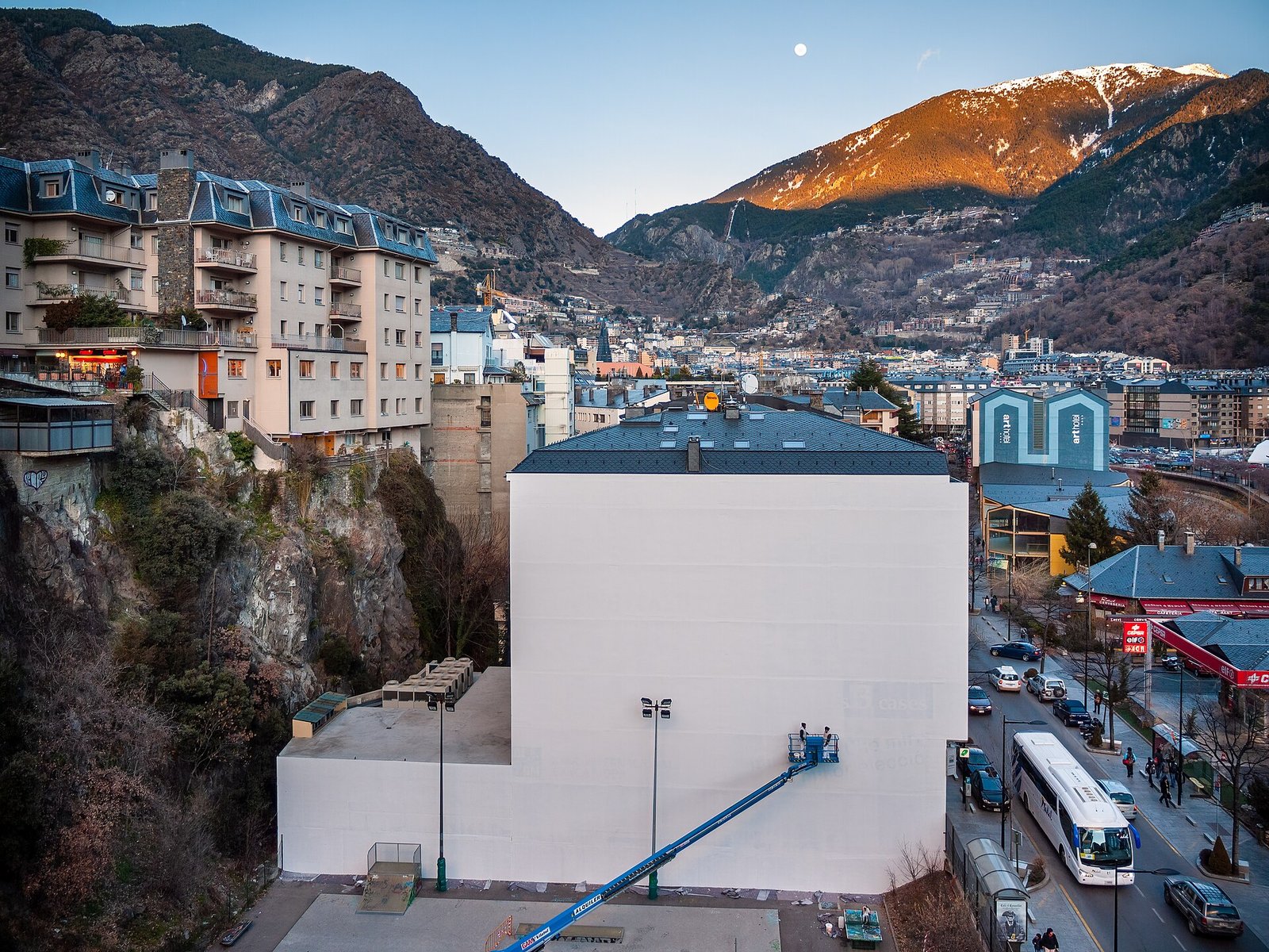 Andorra la Vella met woontorens tussen de steile hellingen van de Pyreneeen
