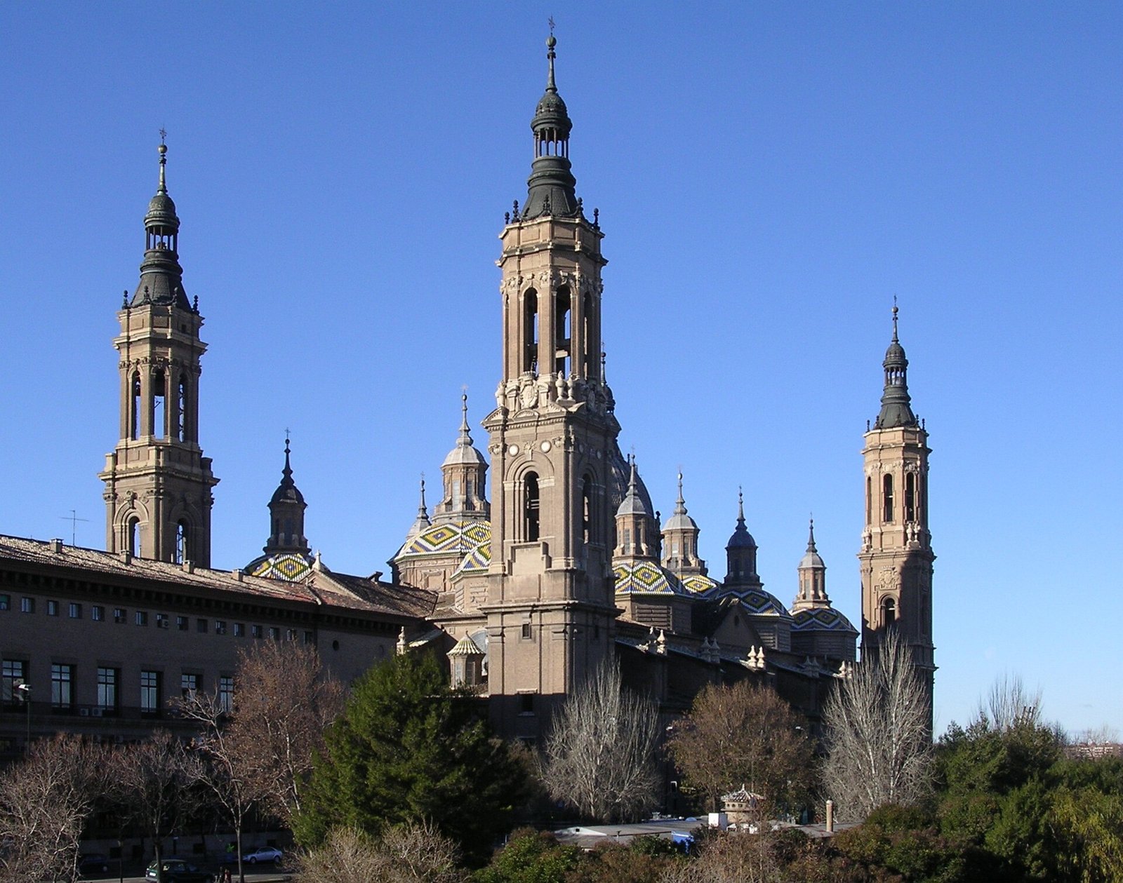 Basilica del Pilar met koepels weerspiegeld in de rivier de Ebro