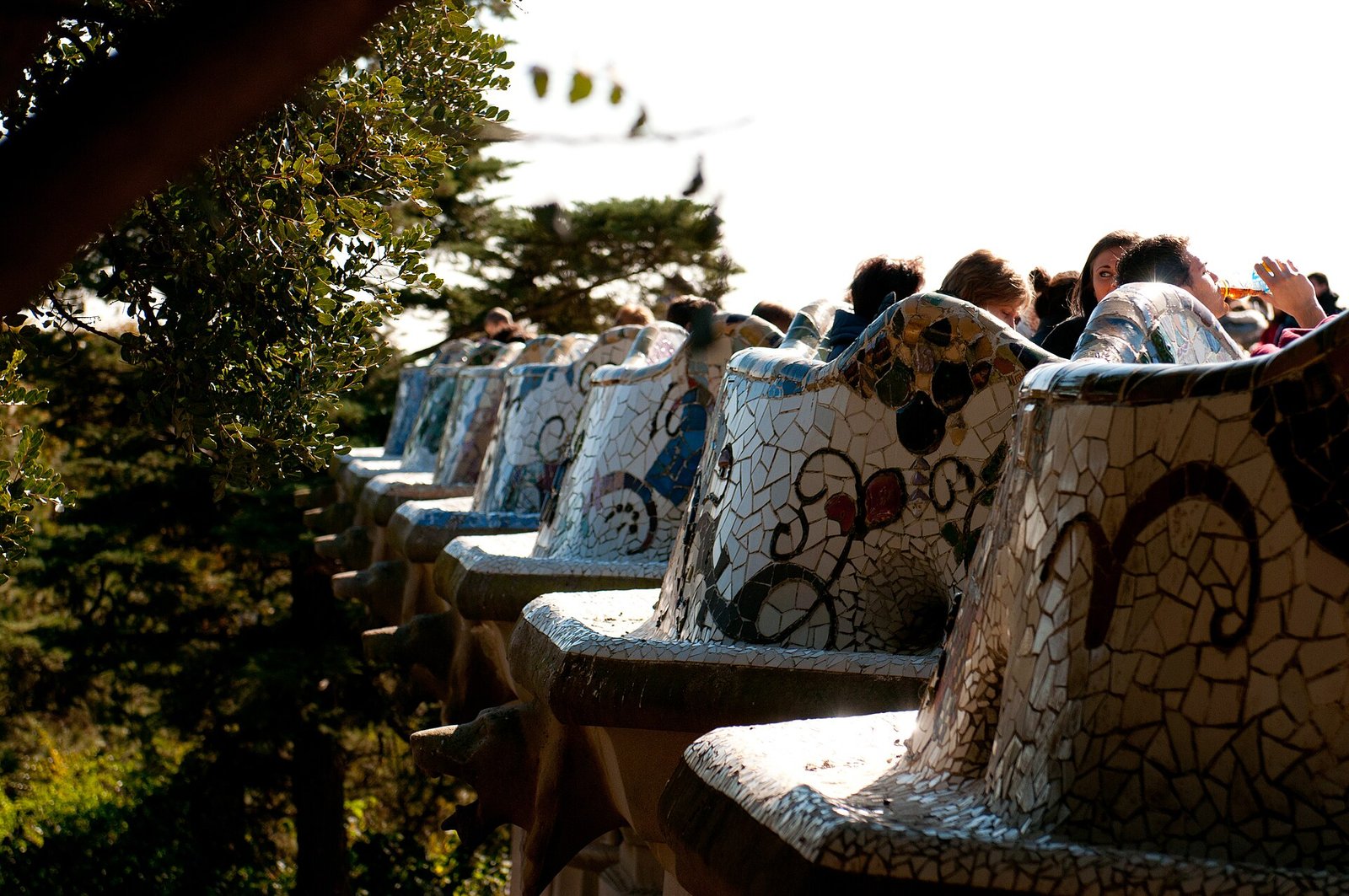 Golvende mozaiekbank in Park Güell met gekleurde tegelscherven in Barcelona