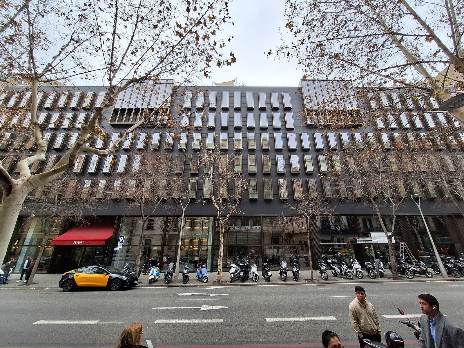 Hotelgevel aan een brede laan in de wijk Eixample in Barcelona